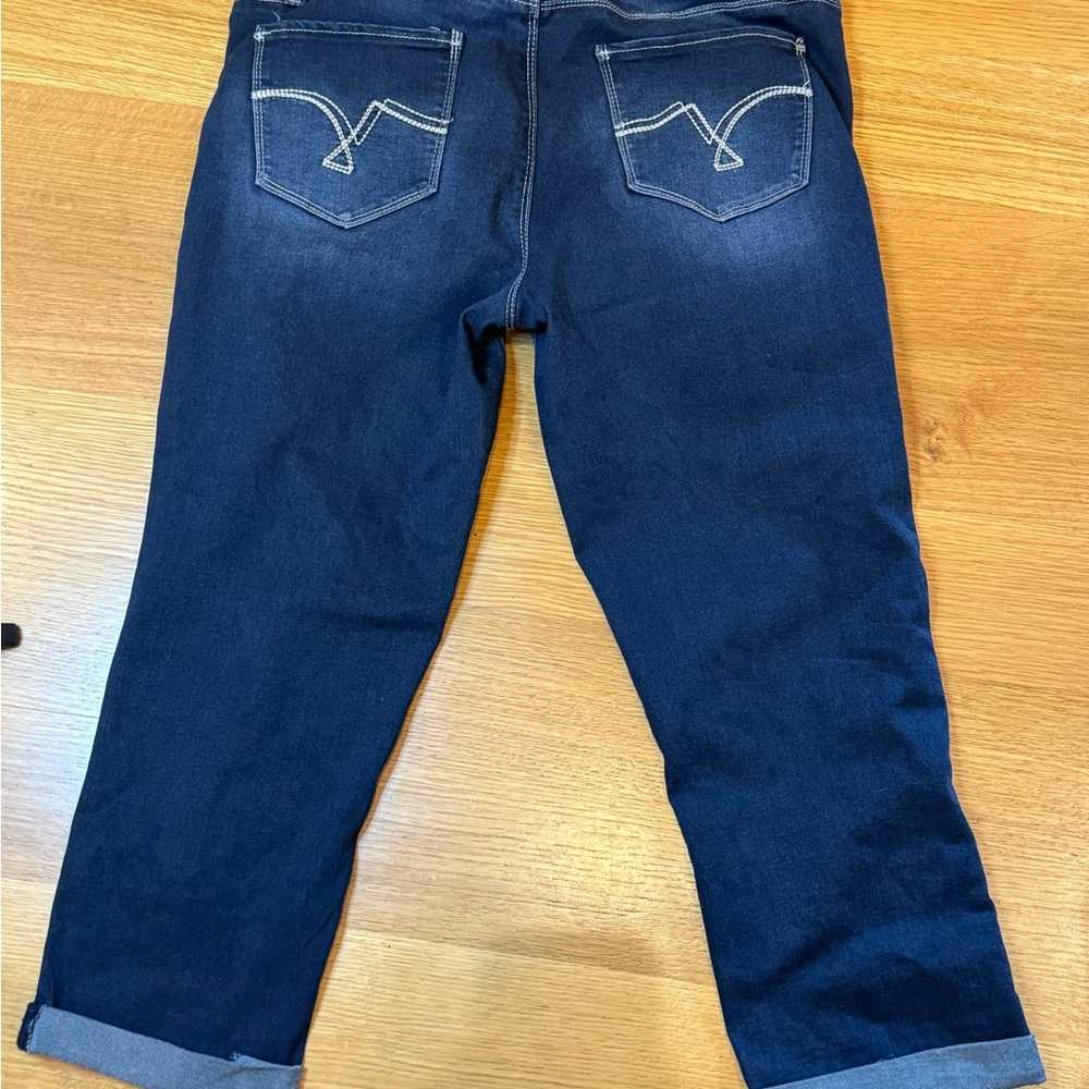 YMI Women's Blue Capris Jeans Size 11. Stretchy Summer Fall Casual Staple Nice
